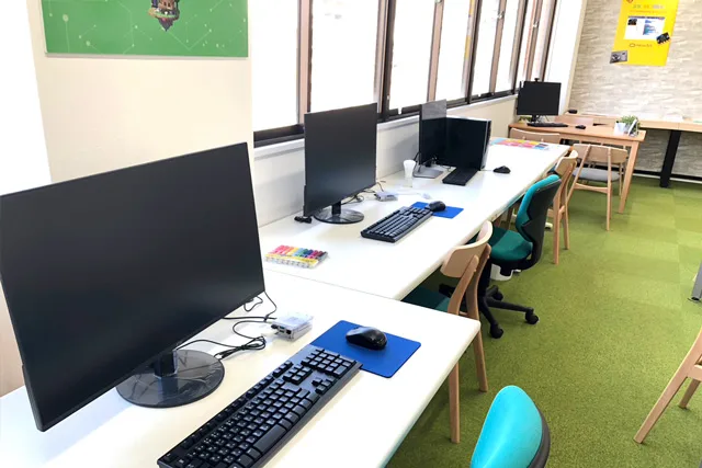 PCや教材を使って、手を動かしながらプログラミング