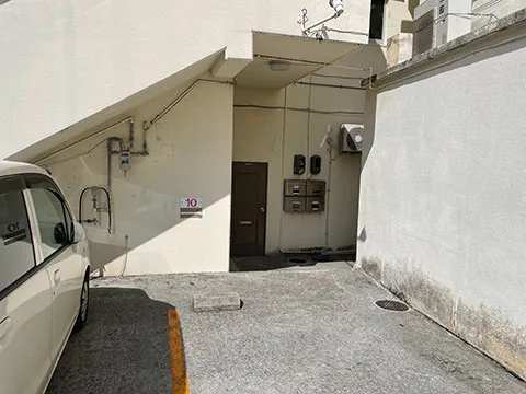 5.建物右側から2階へ