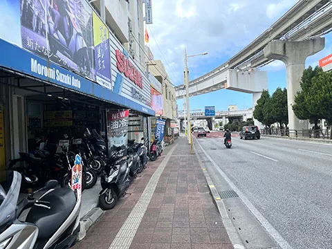 4.バイクショップが目印