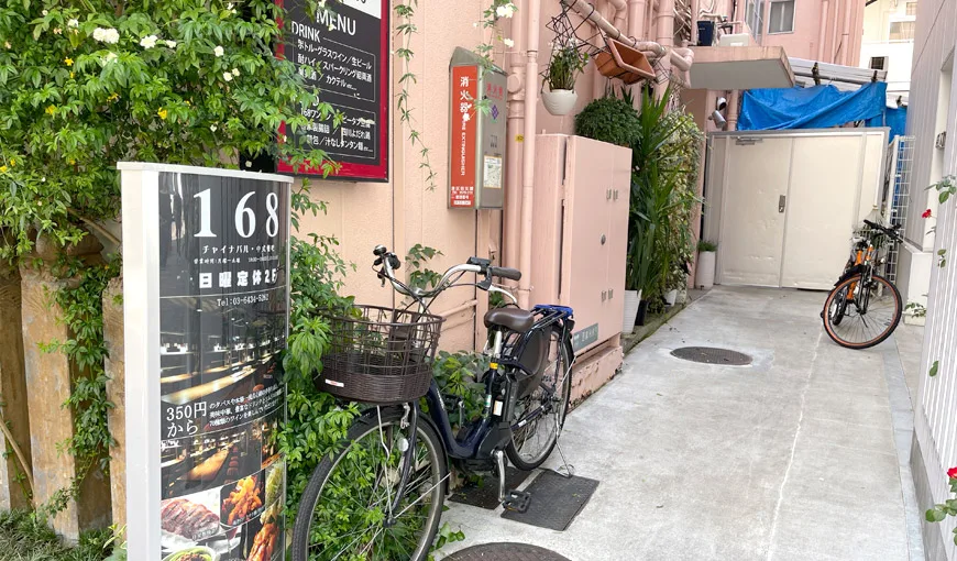 10.ビルへの入口