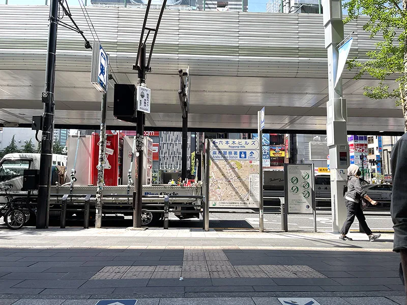 4.地上に出たら右へ