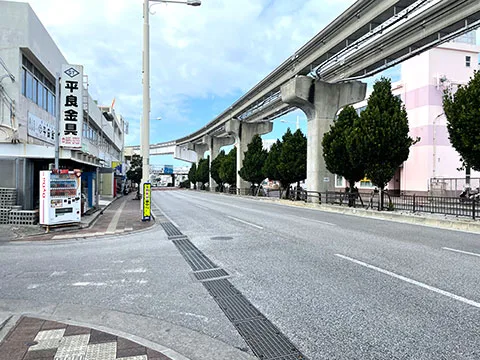 3.平良金物店の前を直進