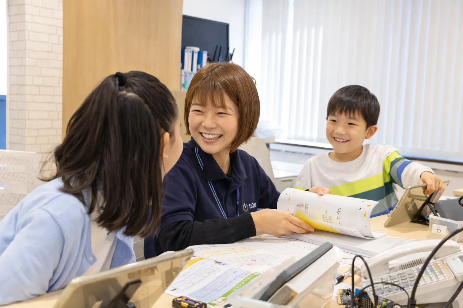 メンターと子どもたちが対話しながら学ぶ様子