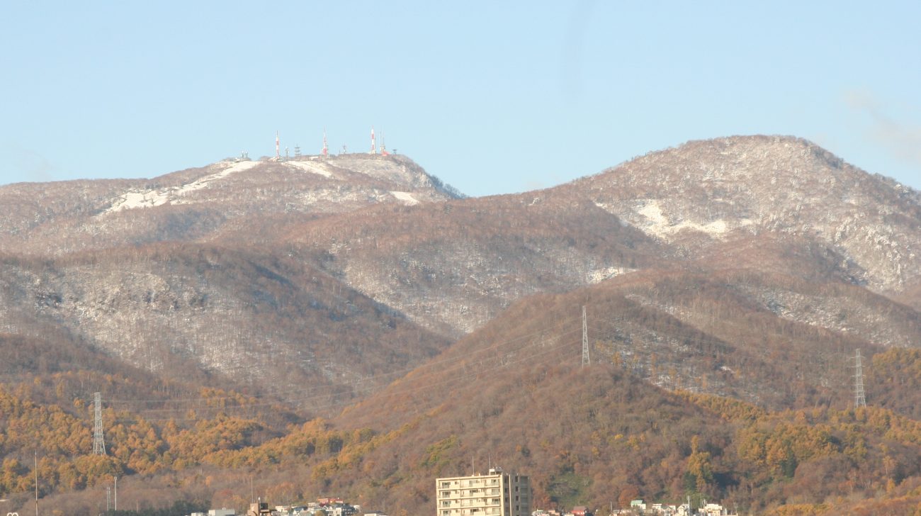 初冬の手稲山と手前の住宅街（札幌市、2019年撮影）