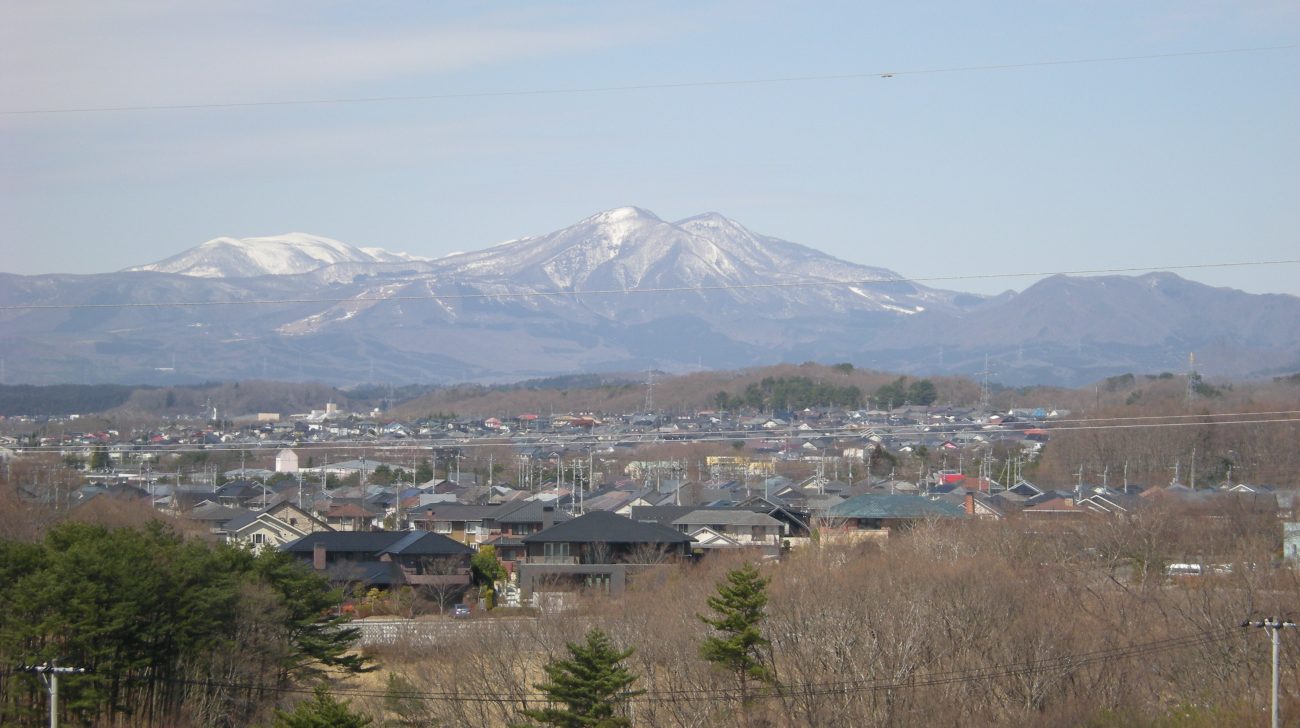 住宅地の向こうに見える雪の残る泉ヶ岳（仙台市泉区、2009年撮影）