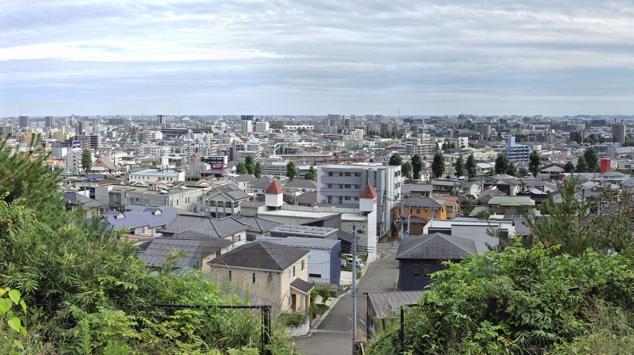 高台の緑越しに広がる長町方面の街並み(仙台市太白区、2026年撮影)