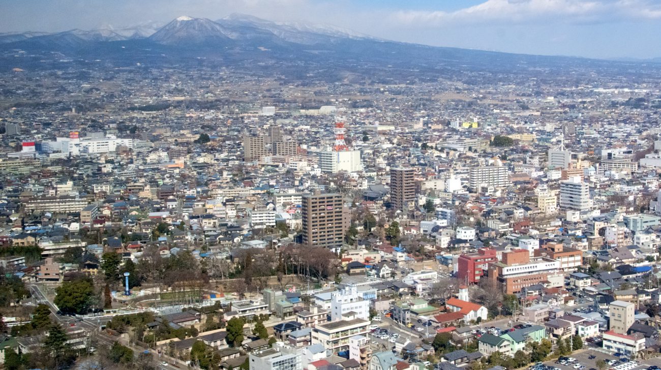 前橋の街並みと赤城山（群馬県前橋市、2008年）