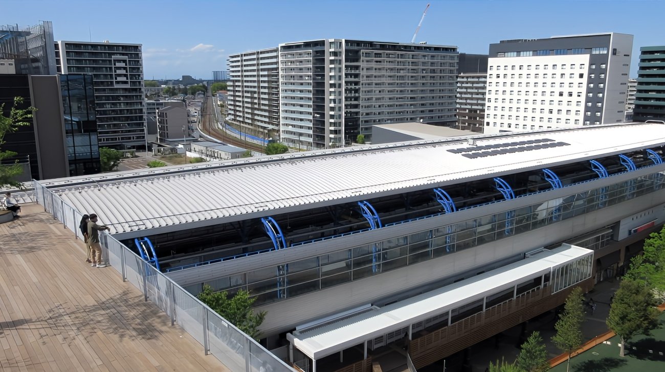 つくばエクスプレス流山おおたかの森駅の駅舎と周辺の街並み(2021年撮影)