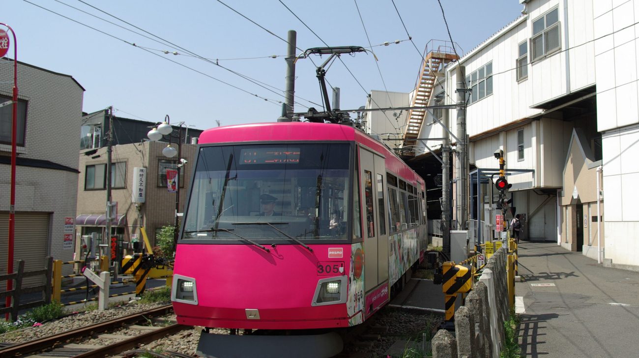 下高井戸駅の近くを走る東急世田谷線の電車と駅舎(東京都世田谷区、2019年撮影)