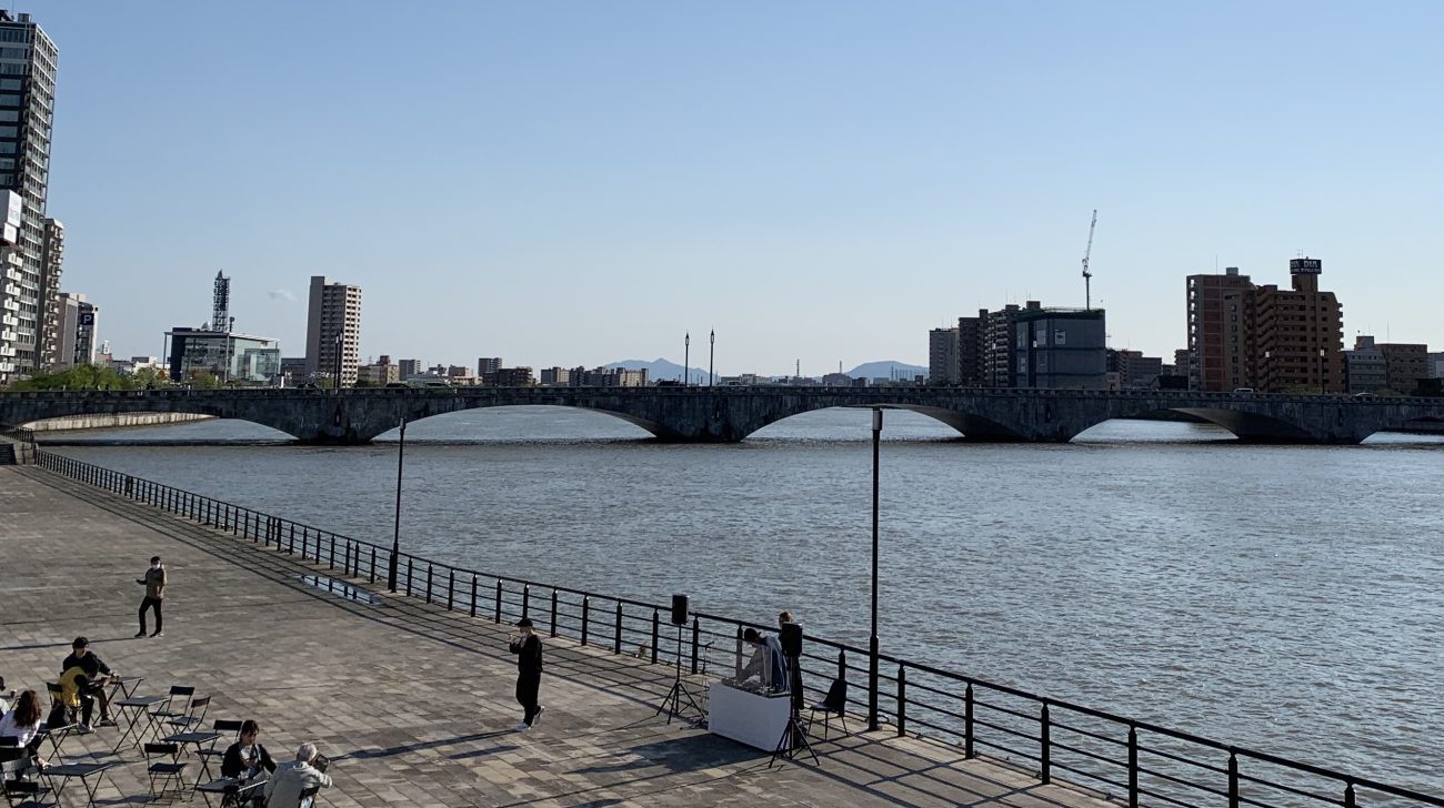 信濃川と川沿いの広場、石造りの橋(新潟市中央区、2022年撮影)
