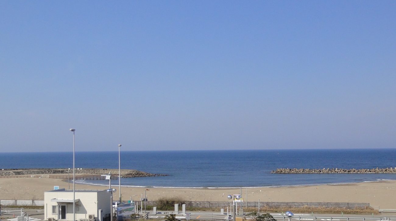 海浜公園から見た砂浜と日本海（石川県白山市、2019年撮影）