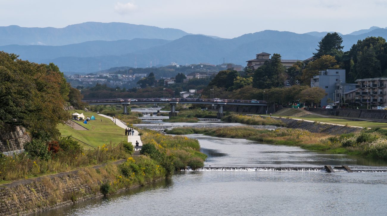 犀川の河川敷の遊歩道と山並み（石川県金沢市、2024年撮影）