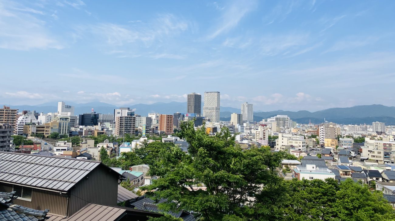 高台から見た福井市街と山並み（福井県福井市、2024年撮影）