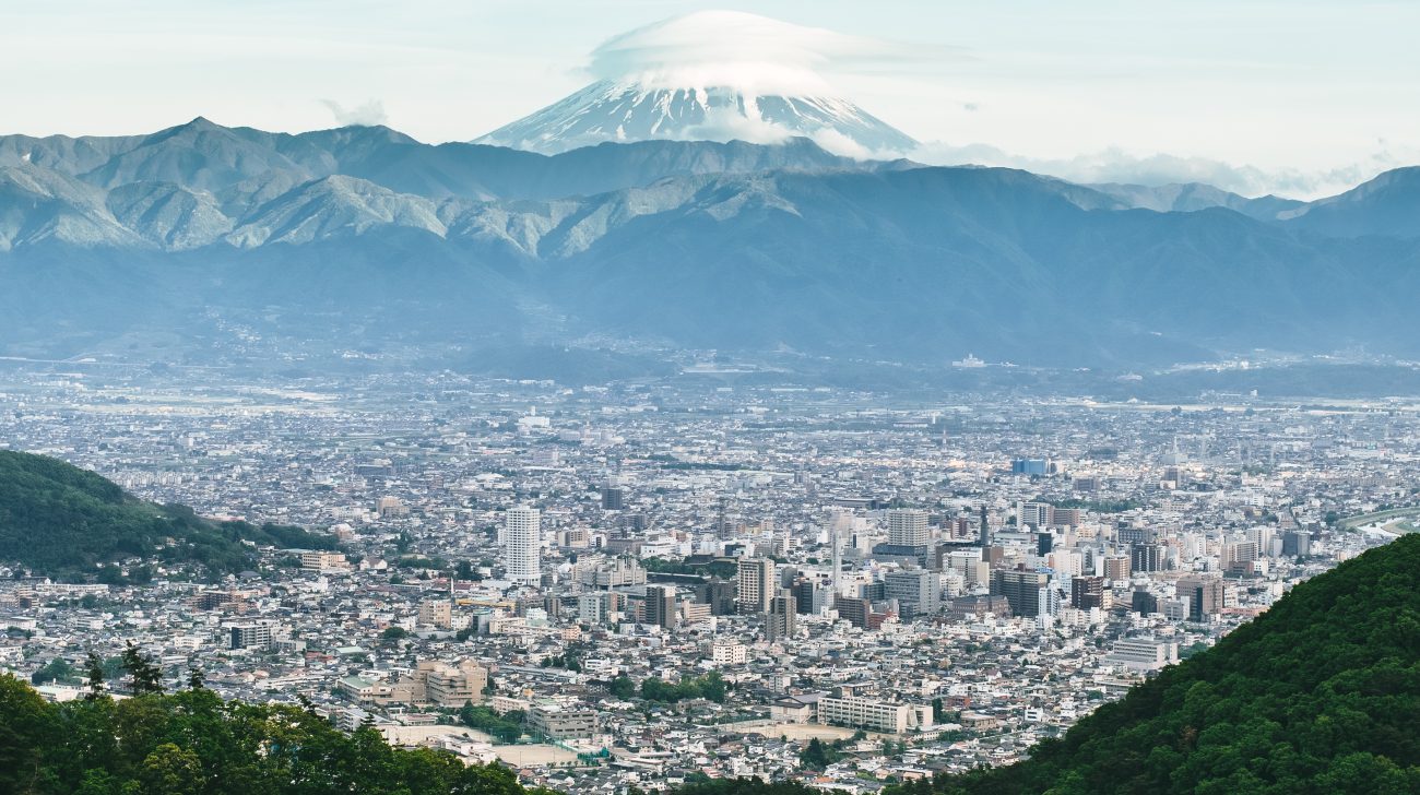 山の上から見た甲府市街と富士山(山梨県甲府市、2017年撮影)