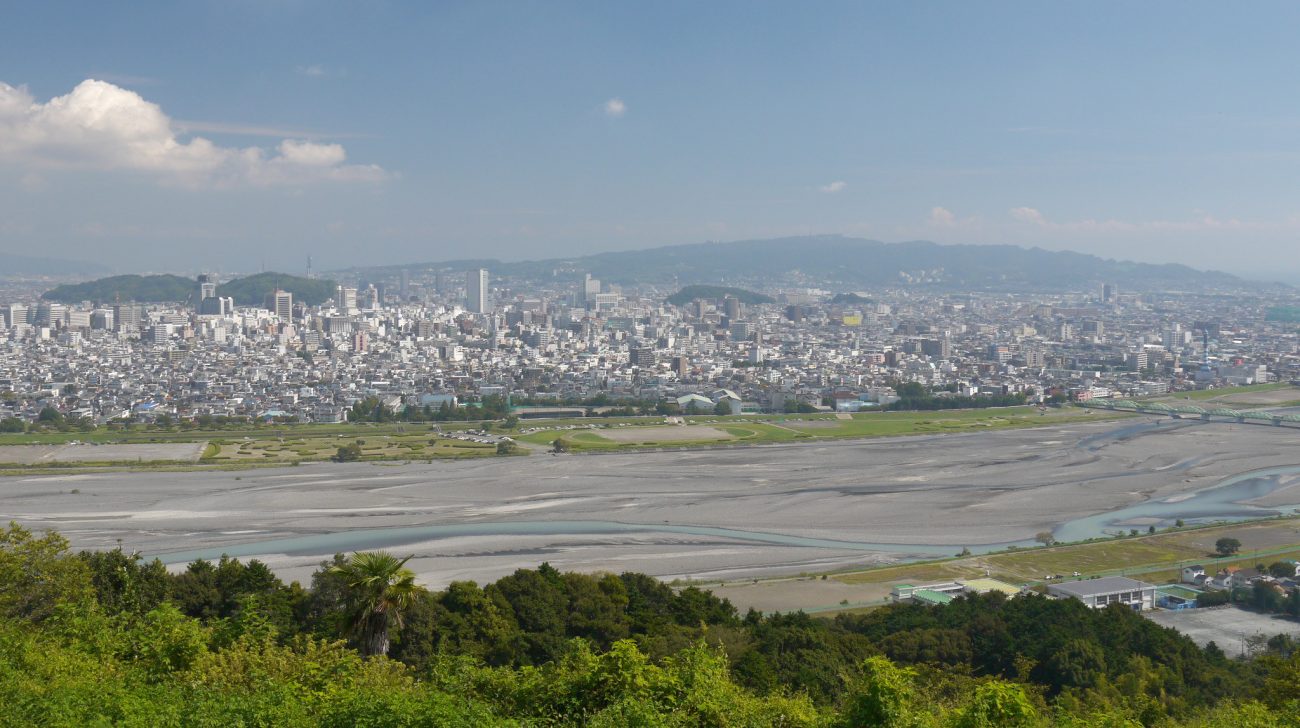 安倍川と静岡市街地の眺め(静岡市葵区、2012年)