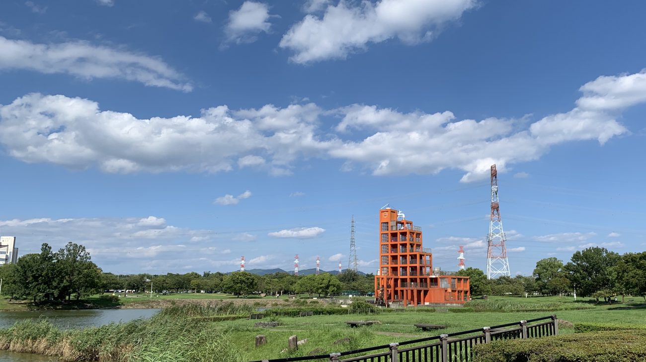 公園の池と芝生、青空(愛知県春日井市、2021年)