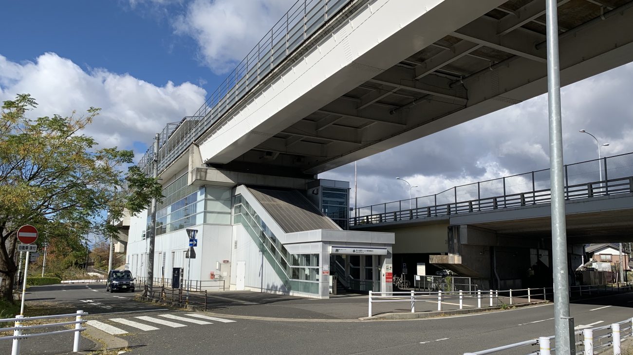 リニモ芸大通駅(長久手市)の高架の駅舎と、駅前の交差点(2020年撮影)