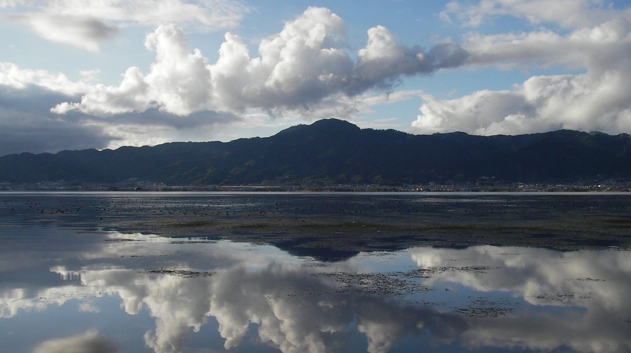 琵琶湖の湖面に映る雲と対岸の山並み(滋賀県草津市)