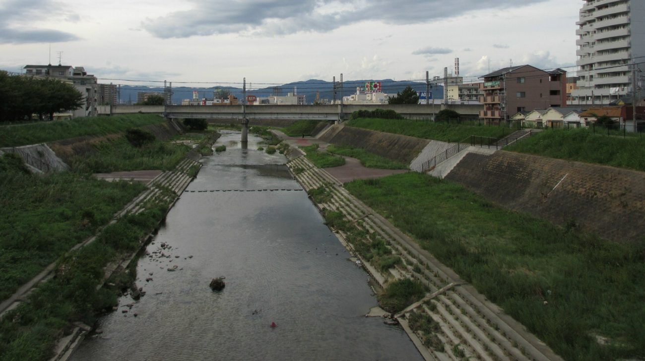 天野川と両岸の遊歩道（大阪府枚方市）