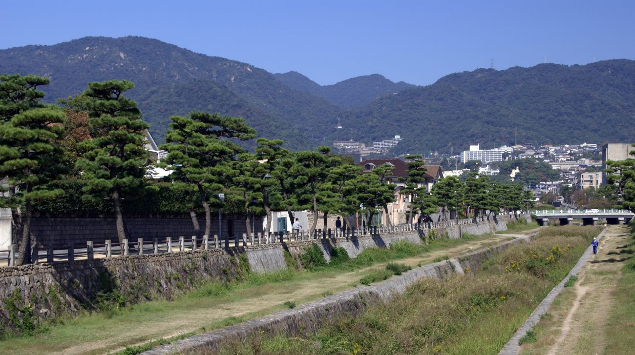 松並木が続く芦屋川と、奥に見える六甲山（兵庫県芦屋市、2007年撮影）