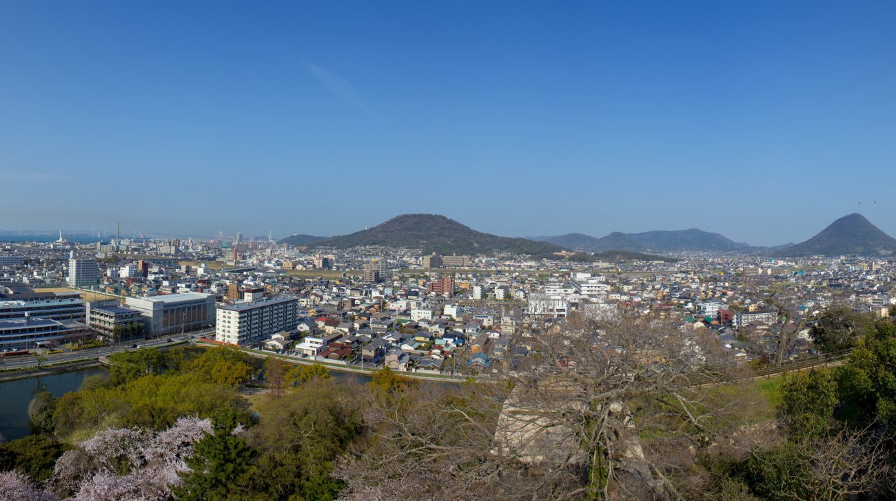 高台から見た丸亀市街と山並み(香川県丸亀市、2015年撮影)