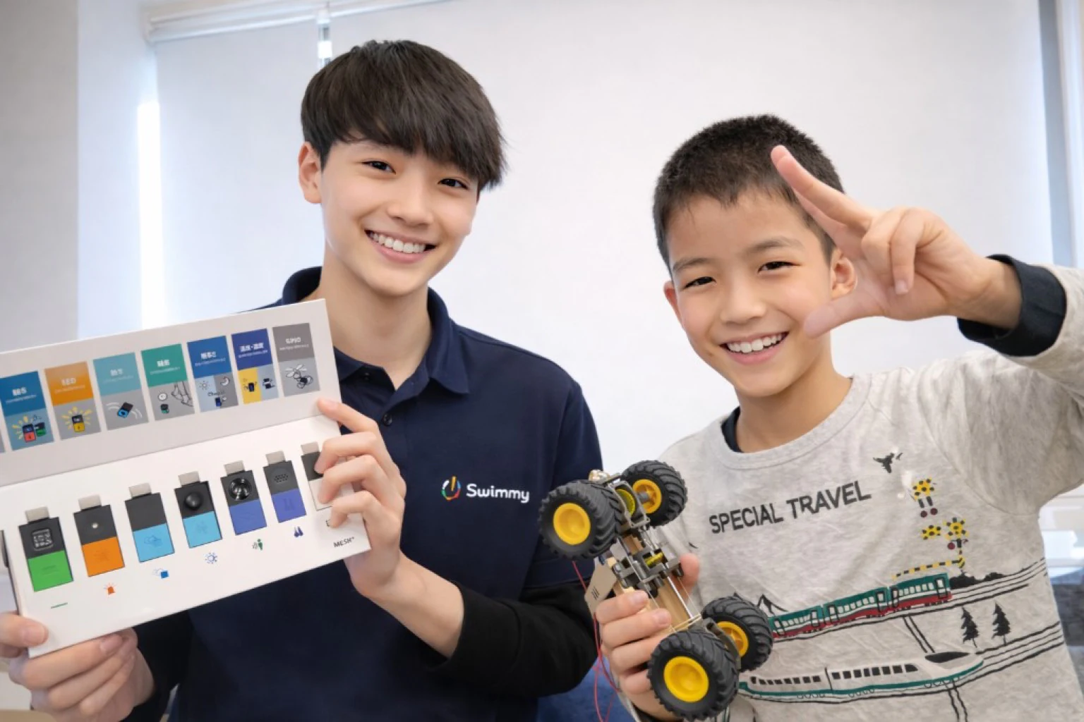 Swimmyの教材とロボットカーを手に笑顔を見せる子どもたち