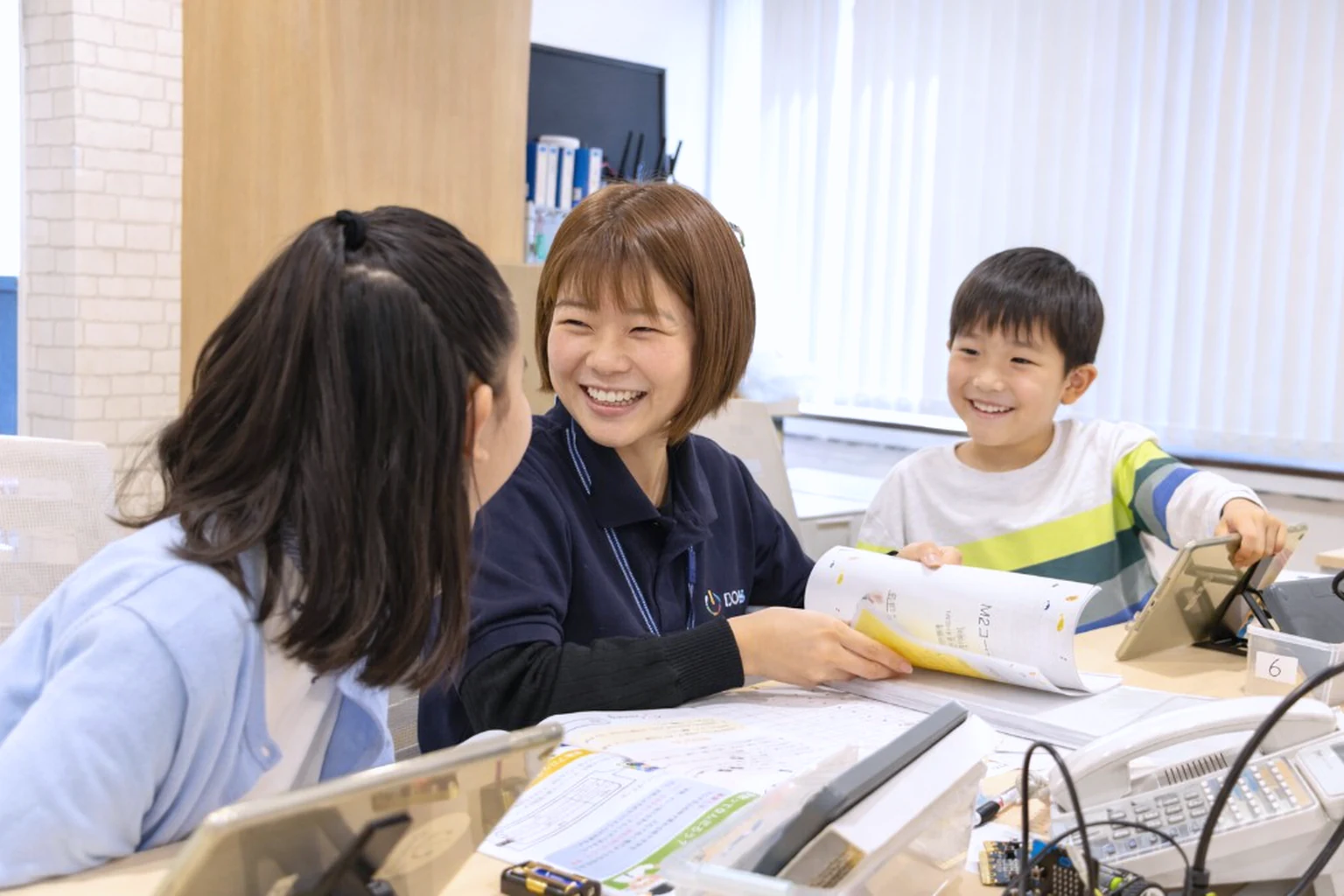 子どもに教材を見せながら学びを支えるSwimmyの授業風景
